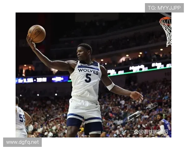 NBA官方记录爱德华兹关键三分定格胜负瞬间用镜头见证篮球高光时刻